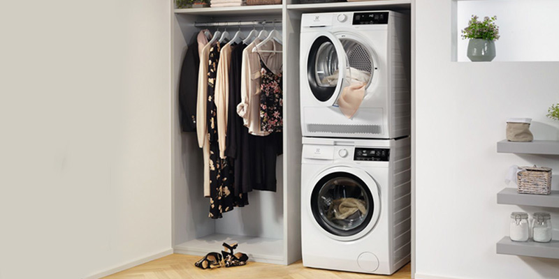 Garderobna omara v pralnici s sušilnim in pralnim strojem Electrolux